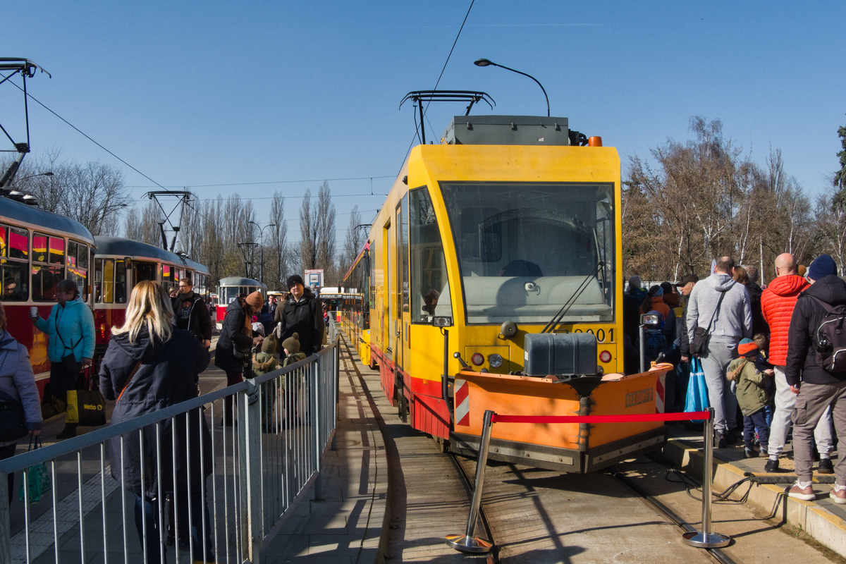 9001
W ramach imprezy z okazji otwarcia nowej trasy na ul. Kasprzaka, na pÄtli Cm. Wolski moĹźna byĹo m.in. obejrzeÄ wĂłz 140N nr 4284 i 4NA-DT nr 9001.
