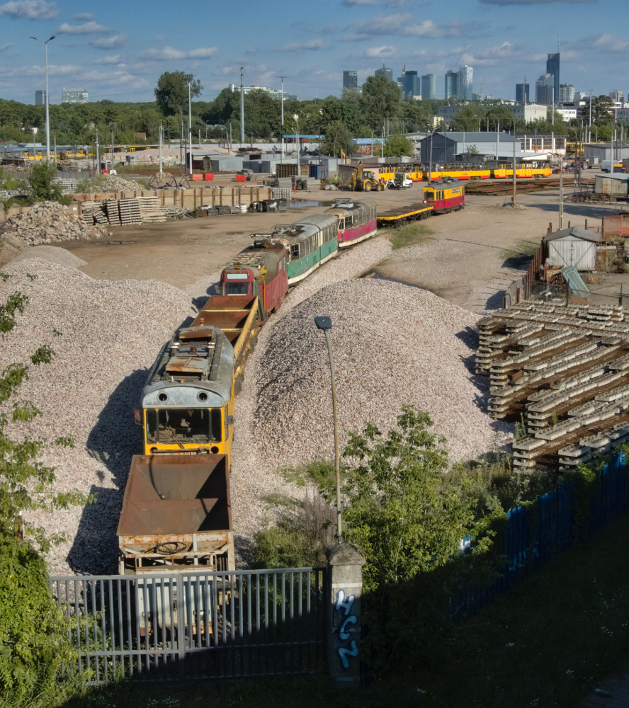 P12
Widoczne kolejno: wagon samowyĹadowczy nr P12, K nr 2117, wagon samowyĹadowczy nr 06, 13N nr 23, 102Na nr 42, 13NS nr 534, platforma nr 01 i K nr 2112.
