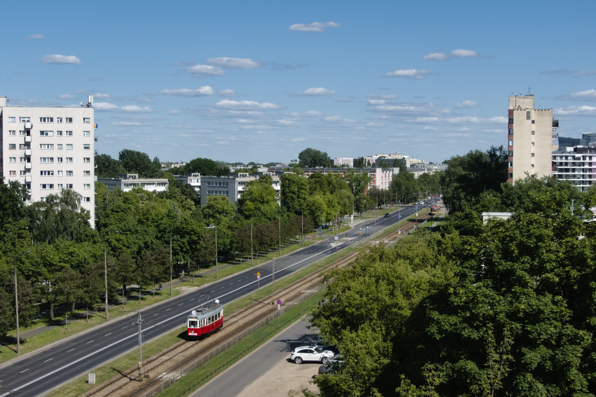445
Berlinka na linii D podÄĹźajÄca w kierunku PiaskĂłw. DziÄki doĹÄ nietypowej trasie, zabytkowe wagony pojawiĹy siÄ w miejscach, gdzie moĹźna je ujrzeÄ raczej bardzo rzadko.
