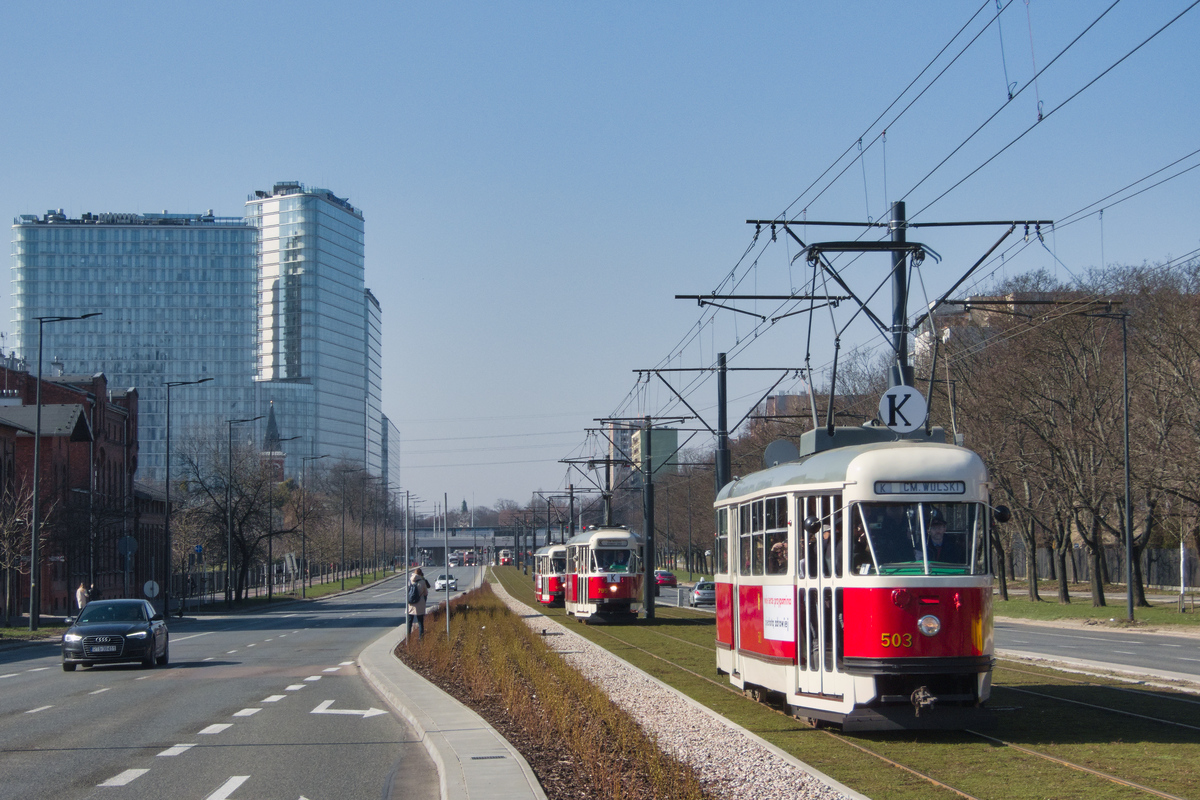 503
Parada z okazji otwarcia trasy na ul. Kasprzaka. BraĹy w niej udziaĹ wagony 503, 795, 642, 407 i 5.
Słowa kluczowe: parada