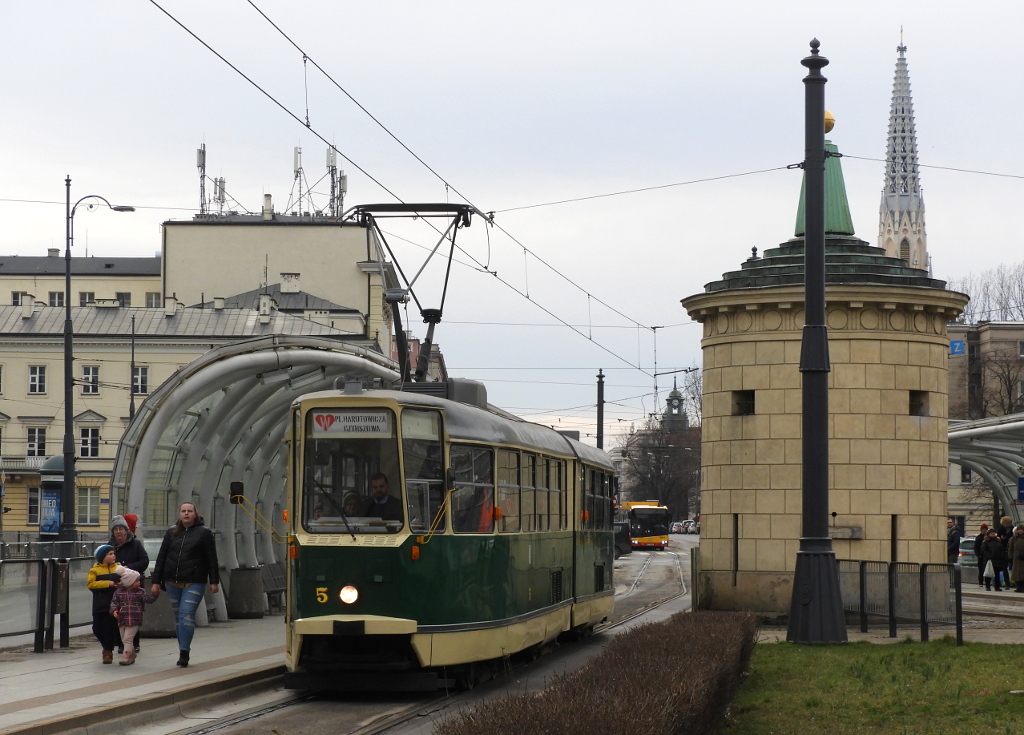 5
Pomimo sobotnich problemĂłw z drzwiami, w niedzielÄ kanciak planowo wyjechaĹ na liniÄ W.
Słowa kluczowe: Walentynki