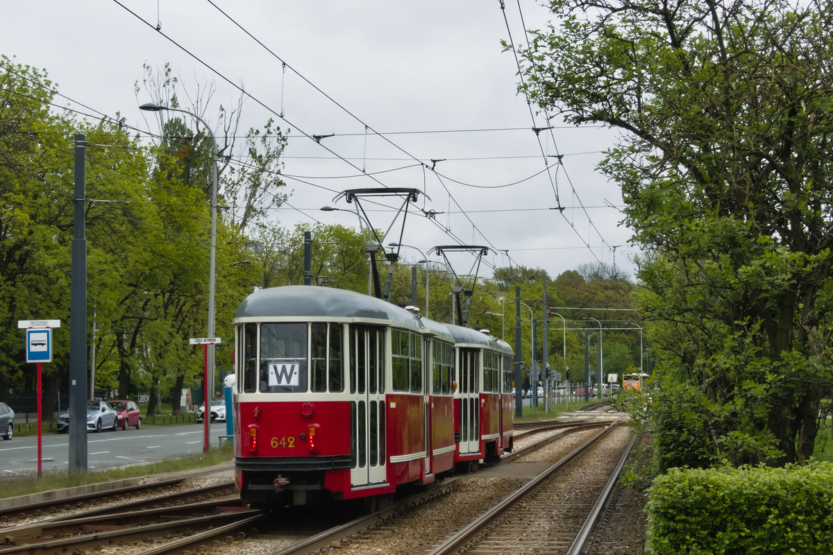 407+642
Imprezowy skĹad 13N na torze odstawczym dla tramwajĂłw linii 31.
Słowa kluczowe: impreza
