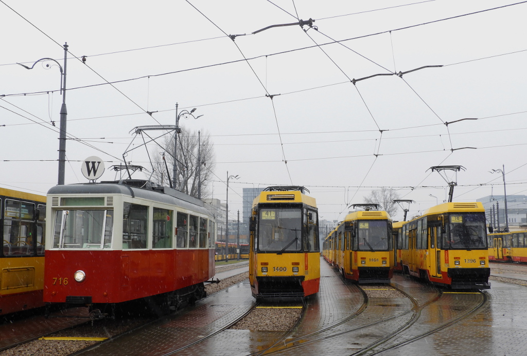 716
Wagon 716 na terenie zajezdni MokotĂłw przed wyjazdem na liniÄ W. 
Słowa kluczowe: Walentynki