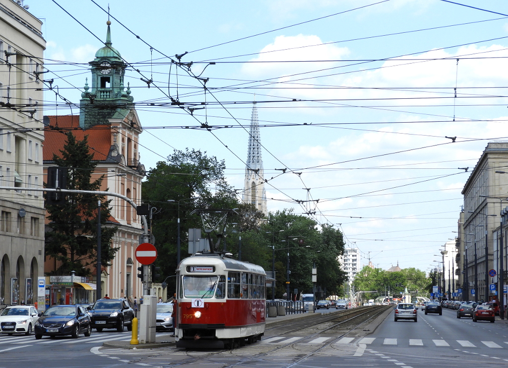 795
Wbrew wczeĹniejszym zapowiedziom, linie turystyczne T i 100 pojawiĹy siÄ jednak na warszawskich ulicach. Dzisiaj wyjechaĹy na trasy po raz pierwszy. W tym roku w zwiÄzku z brakiem konduktorĂłw z KMKM, Tetka jest obsĹugiwana wyĹÄcznie wagonami z automatycznymi drzwiami.
Słowa kluczowe: Konstal13N