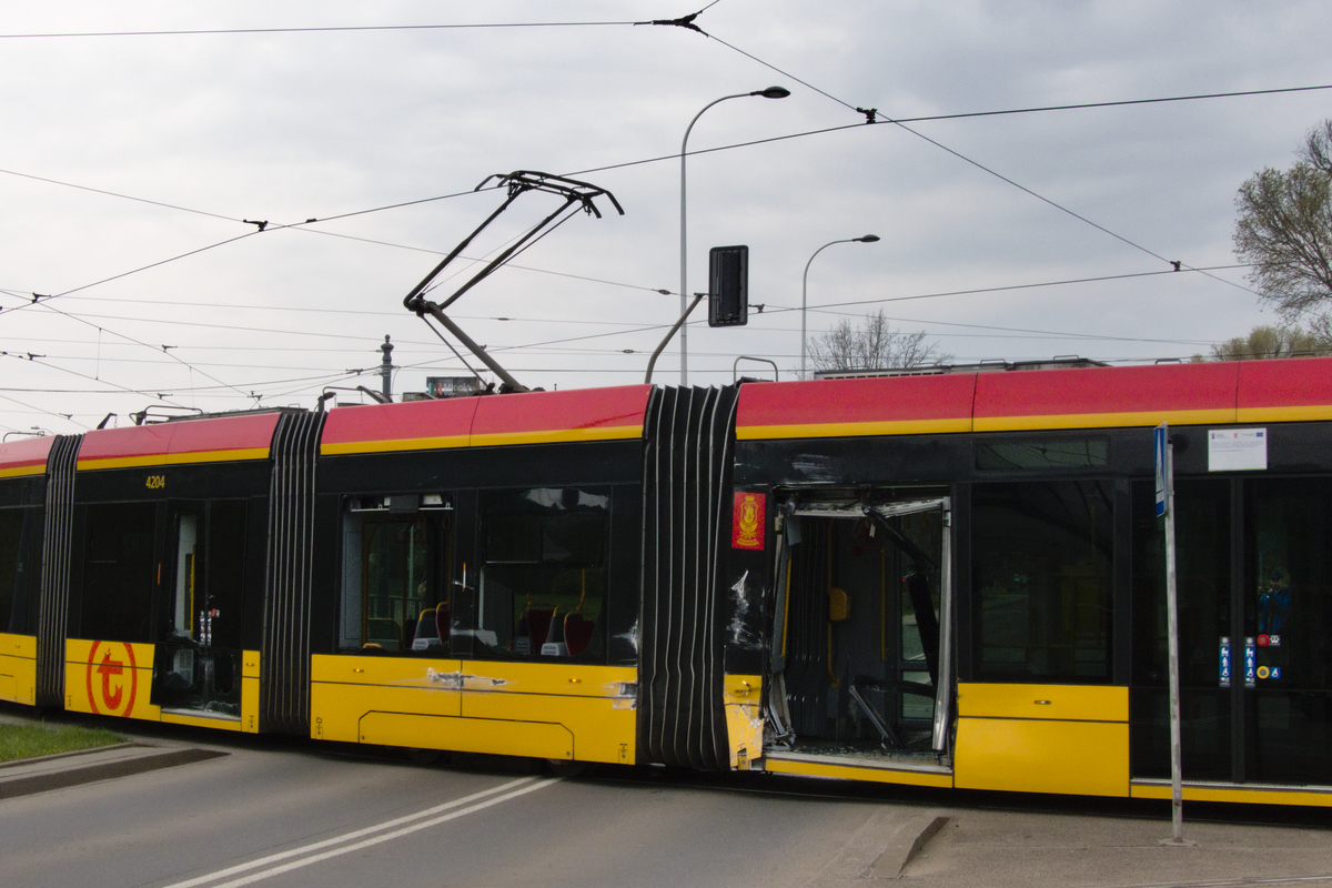4204
ZbliĹźenie na uszkodzenia wagonu 4204 po zderzeniu z 3805.
Słowa kluczowe: wypadek zderzenie