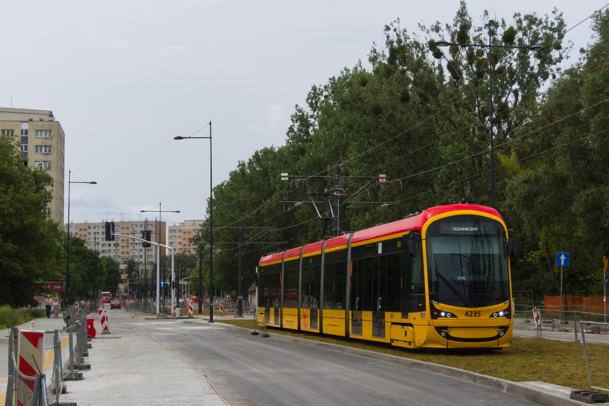 4235
Jazdy prĂłbne po nowej trasie wzdĹuĹź ul. ĹwiÄtego Bonifacego. ByĹ to pierwszy dzieĹ, kiedy tramwaje dotarĹy do pÄtli Stegny (wczeĹniej jedynie wjeĹźdĹźaĹy na krĂłtki odcinek w obrÄbie skrzyĹźowania z ul. Sobieskiego). OprĂłcz 4235 w testach tego dnia braĹy udziaĹ rĂłwnieĹź wagony 388, 1334+1333, 3108 i 4280.
