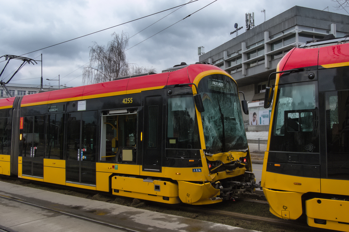 4255
Widok na uszkodzenia wagonu 4255 po uderzeniu w 4264.
Słowa kluczowe: wypadek zderzenie