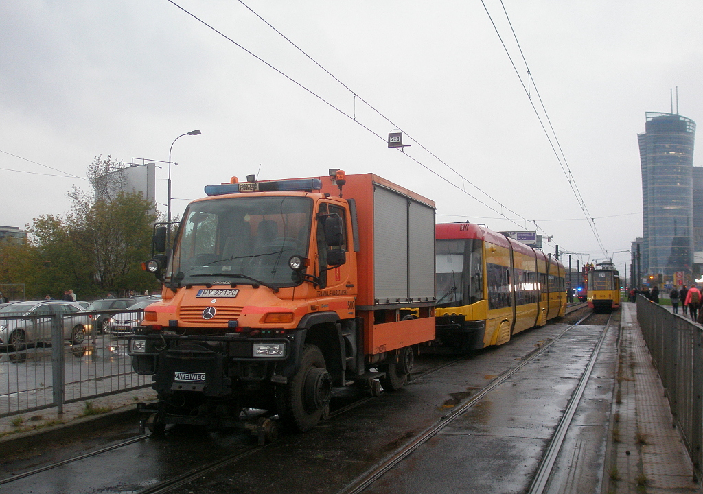 3202
W wyniku zerwania sieci poĹamany zostaĹ pantograf wagonu 3202. Widoczny jego fragment zwisajÄcy z dachu czwartego czĹonu. Wagon zostaĹ pĂłĹşniej odholowany przez Unimoga widocznego na pierwszym planie.
Słowa kluczowe: Awaria