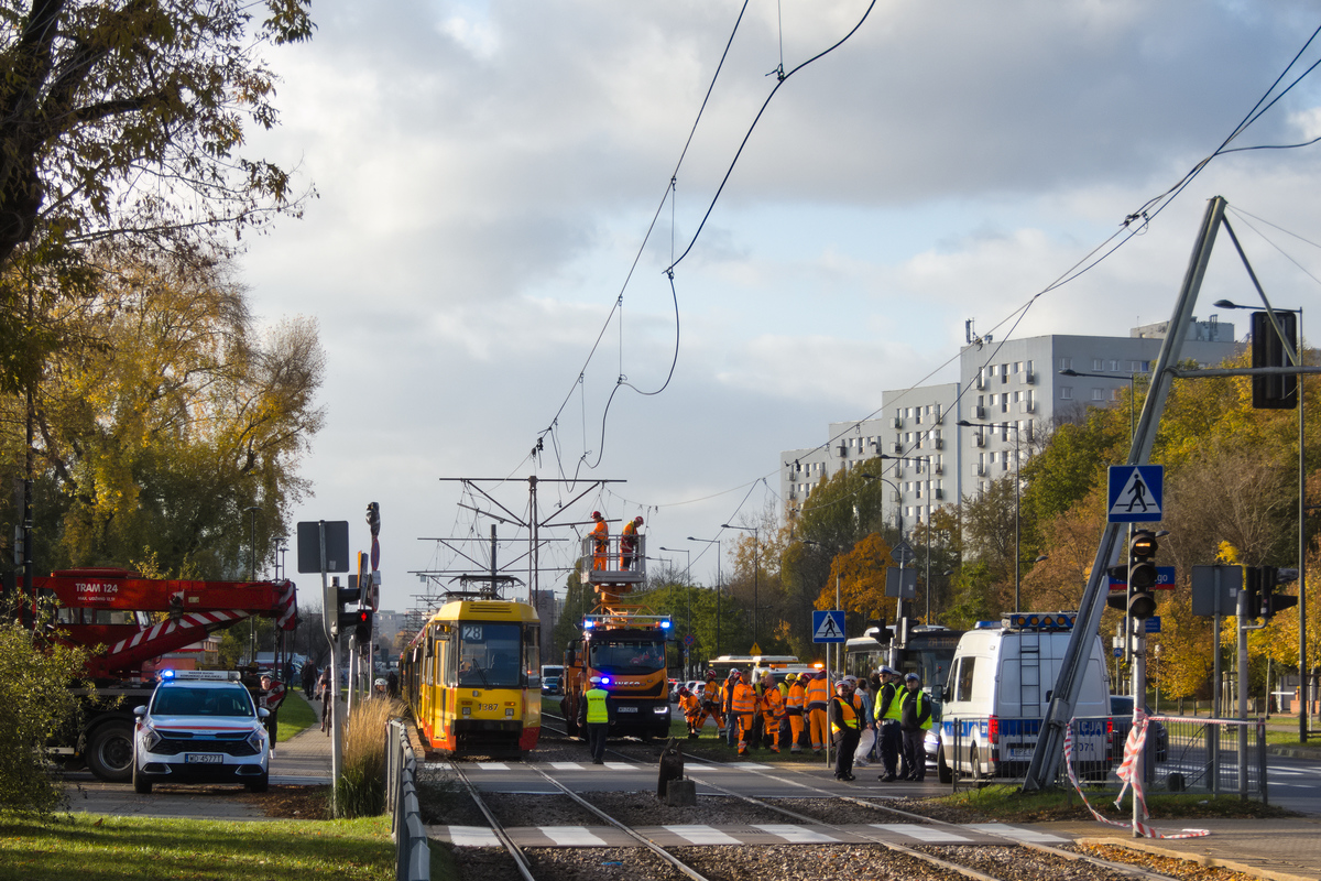1387+1383
Widok na skrzyżowanie z Żeromskiego po zerwaniu sieci przez przejeżdżający samochód z rozłożonym HDS-em, dodatkowo złamany został jeden słup trakcyjny (tutaj widok już po jego usunięciu). W wyniku zdarzenia sieć została uszkodzona na odcinku ok. 800 m, głównie w kierunku Placu Grunwaldzkiego. W zatrzymaniu za widocznym składem 1387+1383 stały także wagony 3291, 3241 i 3008, a od drugiej strony 2124+2125 (na przystanku Sady Żoliborskie) i 3251 (na przystanku Plac Grunwaldzki), w którym został uszkodzony pantograf.

I prosiłbym o dodanie albumu dla zajezdni R-5 Annopol.
Słowa kluczowe: zerwaniesieci