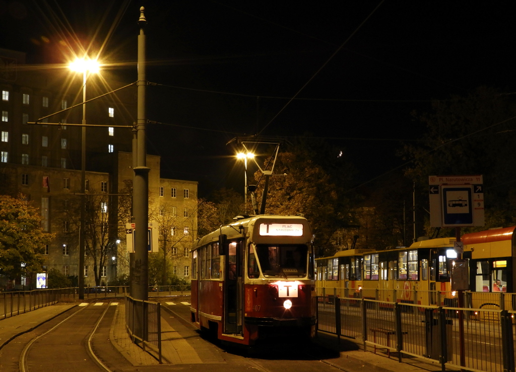 407
W dniu 13.10.2018 w godzinach wieczornych po warszawskich ulicach kursowaĹa "wieczorna Tetka". Linia byĹa obsĹugiwana wagonami 13N nr 407 i 795. JeĹşdziĹa nastÄpujÄcÄ trasÄ: PLAC NARUTOWICZA - Filtrowa - Krzywickiego - Nowowiejska - MarszaĹkowska - Andersa - MiÄdzyparkowa - SĹomiĹskiego - most GdaĹski - JagielloĹska - Ratuszowa - Targowa - al. Zieleniecka - al. Poniatowskiego - most Poniatowskiego - Aleje Jerozolimskie - GrĂłjecka - PLAC NARUTOWICZA.
Słowa kluczowe: Konstal13N