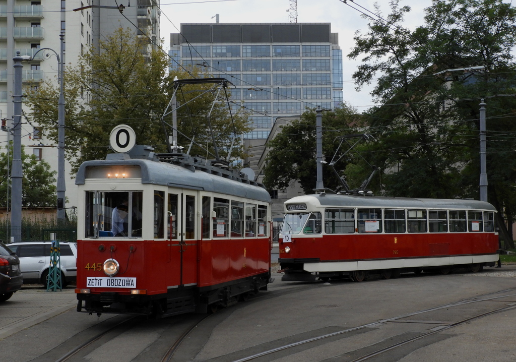 445, 795
Berlinka i trzynastka obsĹugujÄce linie O i D uruchomione z okazji DTP 2018 podczas postoju na terenie zajezdni Wola.
Słowa kluczowe: DTP2018 Konstal13N