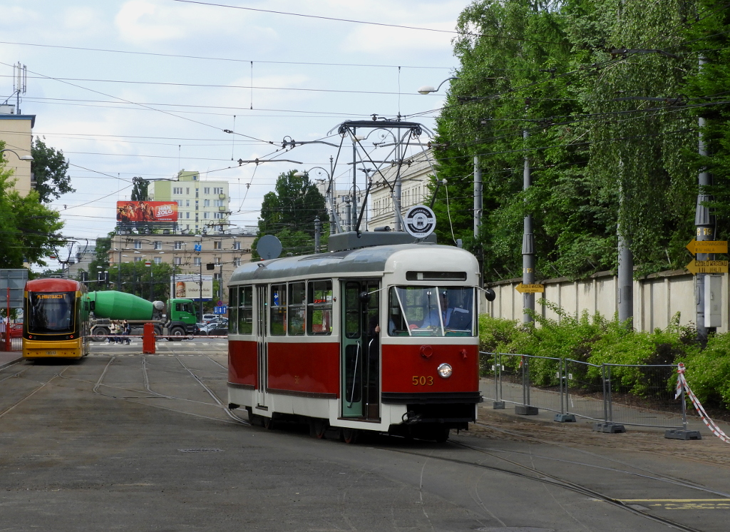 503
Na tegorocznej Nocy MuzeĂłw moĹźna byĹo zobaczyÄ wagon 13N nr 503, ktĂłrego remont niedawno siÄ zakoĹczyĹ. Na zdjÄciu wagon podczas manewrĂłw na terenie R-1 przed wystawÄ w ZNT T-3.
Słowa kluczowe: NM2018 Konstal13N