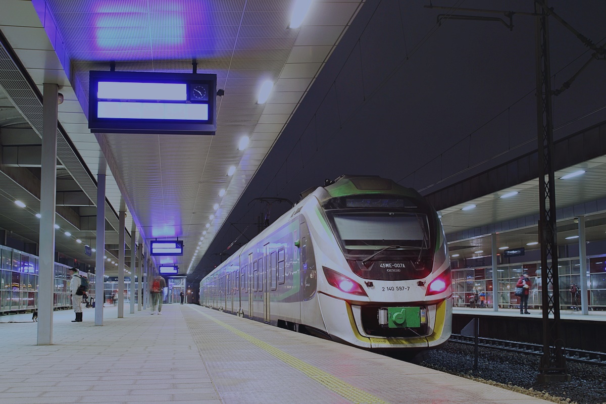 45WE-007
W zwiÄzku z ciÄgĹymi pracami na stacji Warszawa Zachodnia wprowadzono ruch jednotorowy i czÄĹÄ pociÄgĂłw koĹczyĹa bieg na p.o. Warszawa Stadion. CiekawostkÄ jest pojawienie siÄ w tym okresie ImpulsĂłw na linii Otwockiej.
