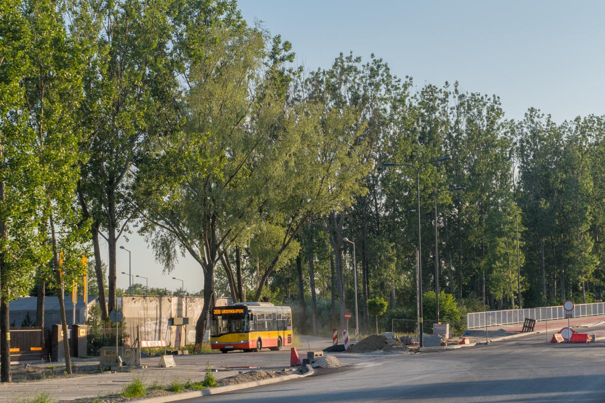 9212
Mobilisowy maluch pokonuje zakrÄty wyjeĹźdzajÄc z tymczasowej pÄtli PKP Jeziorki.
