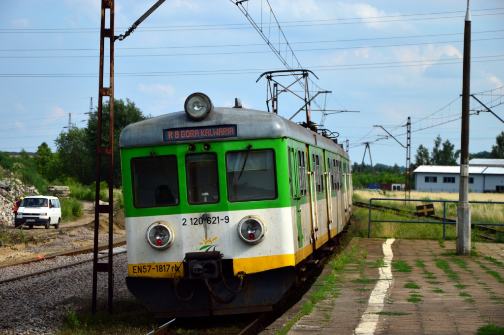 EN57-1817
(Stara) Nowa Iwiczna jeszcze na starym peronie i starym kiblu, z obecnej infrastruktury w sumie juĹź nic nie zobaczymy. Z czego sĹynÄĹa ta stacja to z jej poĹoĹźenia na Ĺuku, zwĹaszcza tutaj widaÄ z czym musieli siÄ mierzyÄ ĂłwczeĹni pasaĹźerowie podczas wsiadania/wysiadania
