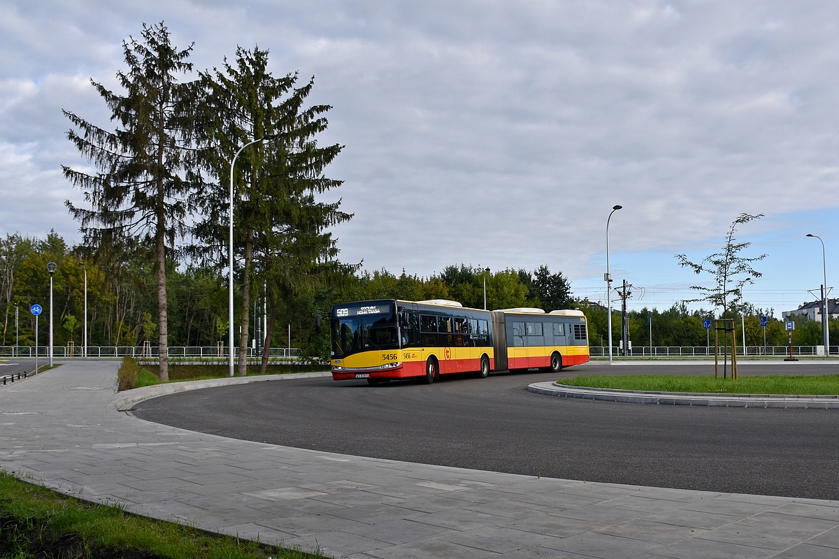 5456
Z prawej strony widaÄ sĹupek przystankowy, o ktĂłrym wczeĹniej wspominaĹem. Wiata jest postawiona na wyĹÄczonym odcinku trasy, zamiast tutaj...
