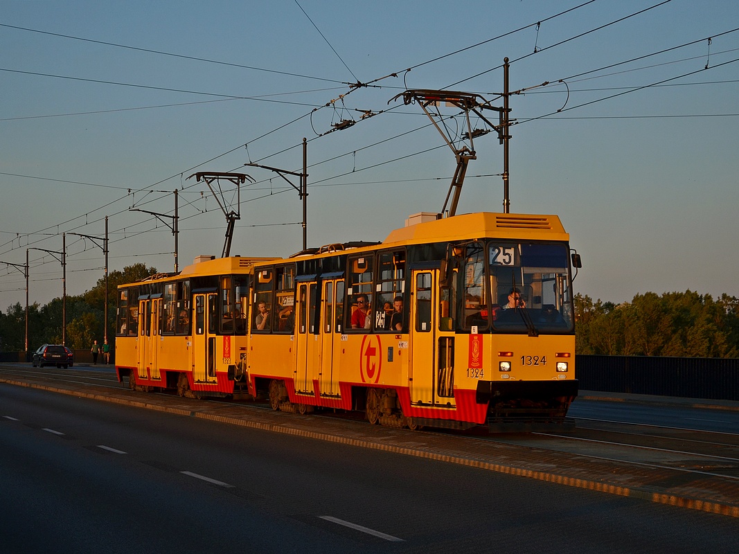 1324+1323
(20:45) - 17 minut przed zachodem sĹoĹca. Zrobienie sensownego zdjÄcia o takiej porze graniczy z cudem w mieĹcie (nie dotyczy mostĂłw nad WisĹÄ), chyba Ĺźe gdzieĹ na polu wyszĹoby idealne ;) 
