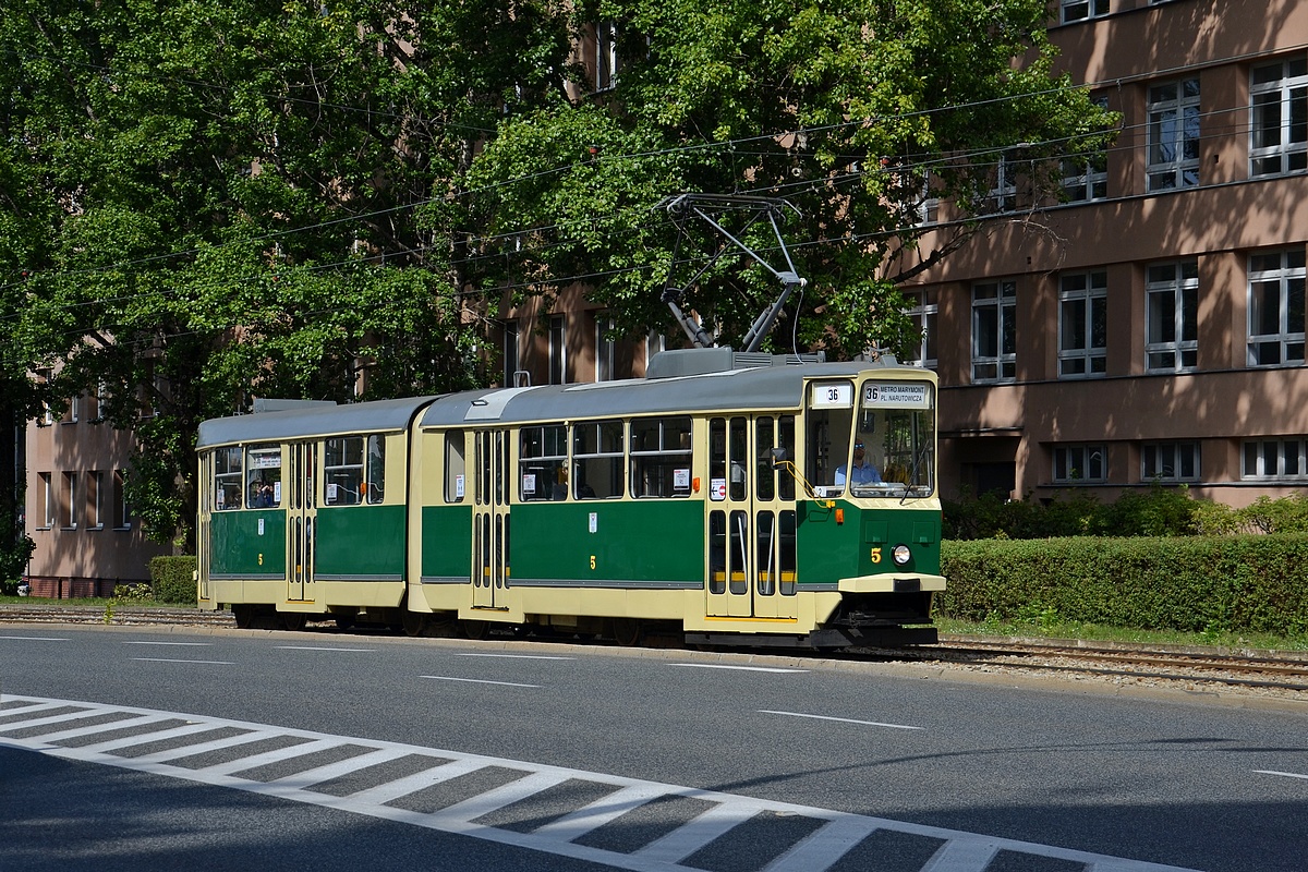 5
Zielony rozpoczÄĹ kurs z Marymontu na plac Narutowicza
