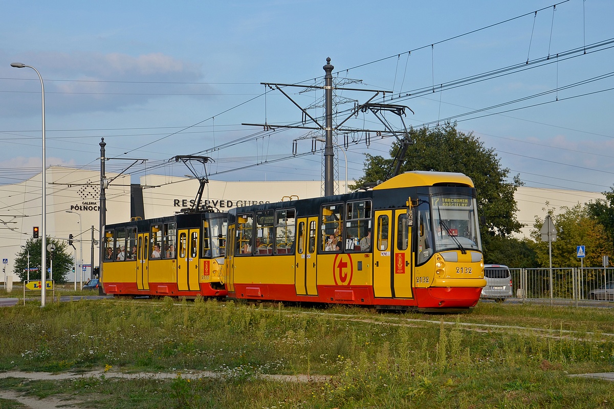 2132+2133
Tramwaje 105N wrĂłciĹy na Tarchomin jako 4 dodatki na linii 17 (3 z Ĺťoliborza i 1 z Mokotowa)
