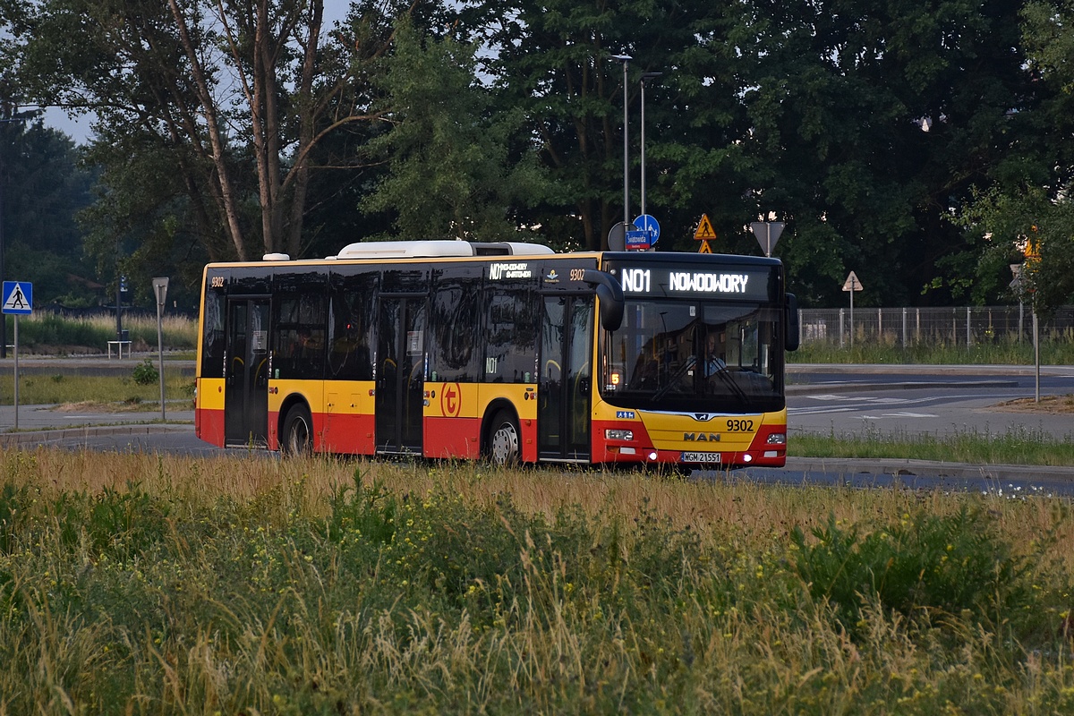 9302
Grodziowy MAN jako N01. Tyle chwastĂłw, Ĺźe trudno dostrzec jakieĹ torowisko ;)
