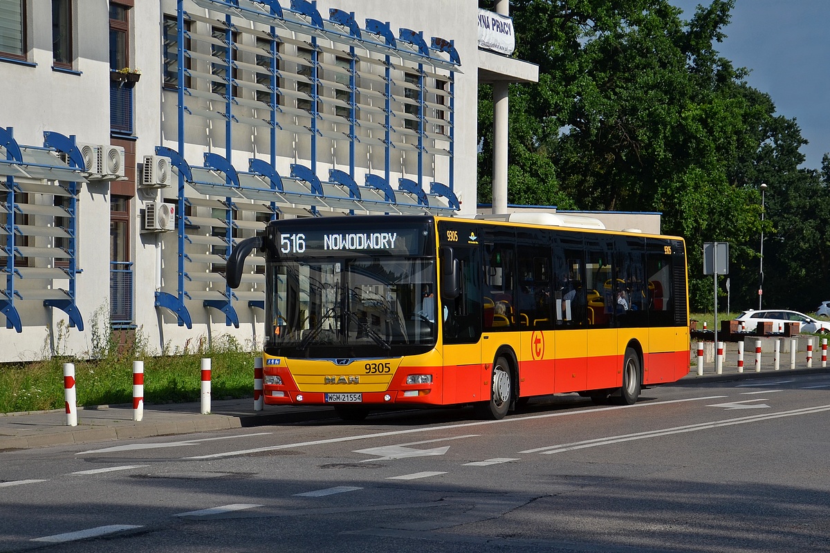 9305
Z rezerwy na 516 za Solarisa, ktĂłry staĹ w towarzystwie NR i policji na przystanku Tarchomin w stronÄ NowodworĂłw.
Słowa kluczowe: DziwadĹo ZaArriva
