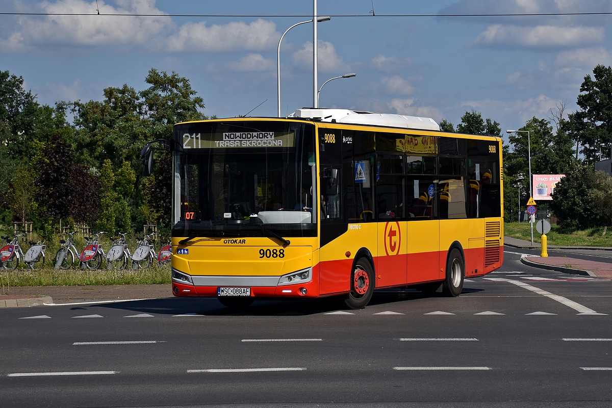 9088
MieszkaĹcy DÄbrĂłwki WiĹlanej pewnie mocno zirytowani tym niespodziewanym skrĂłceniem trasy z uwagi na prace przy ulicy Aluzyjnej. Nie doĹÄ, Ĺźe dwĂłjka skrĂłcona, to teraz jeszcze 211. CaĹe szczÄĹcie, Ĺźe bezpoĹrednio moĹźna jechaÄ 511 na metro.

