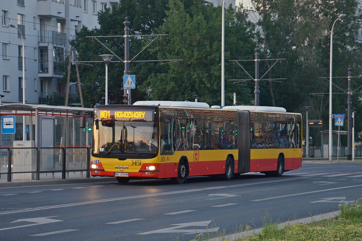 3451
Linia N01 zostaĹa zasilona przegubami w miniony weekend z uwagi na imprezÄ MegaWAT na Bemowie. Z soboty na niedzielÄ na 5 brygadzie pojawiĹ siÄ MAN ze Stalowej :) 
Słowa kluczowe: Zasilenie