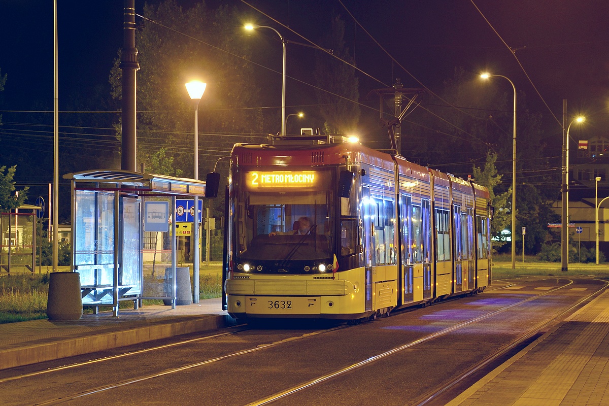 3632
DwĂłjka wieczorowÄ porÄ pod R-4, zĹapana przy okazji ;) 
Słowa kluczowe: DeWu