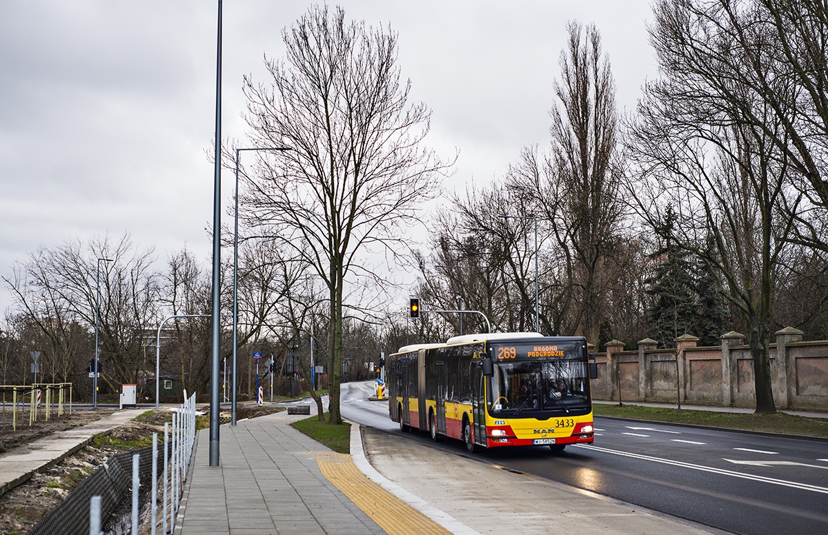 3433
MAN mija nowo wybudowanÄ zatokÄ przystankowÄ przy skrzyĹźowaniu ulicy Ĺw. Wincentego z NiwÄ.
