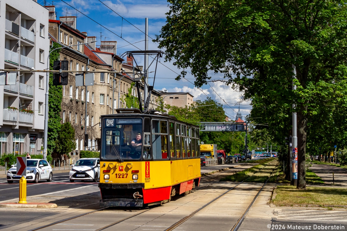 1227
Drugi wagon ze skĹadu 1228+1227 spÄdza emeryturÄ w historycznej stolicy ĹlÄska jako wagon historyczny w kolekcji TMW.
