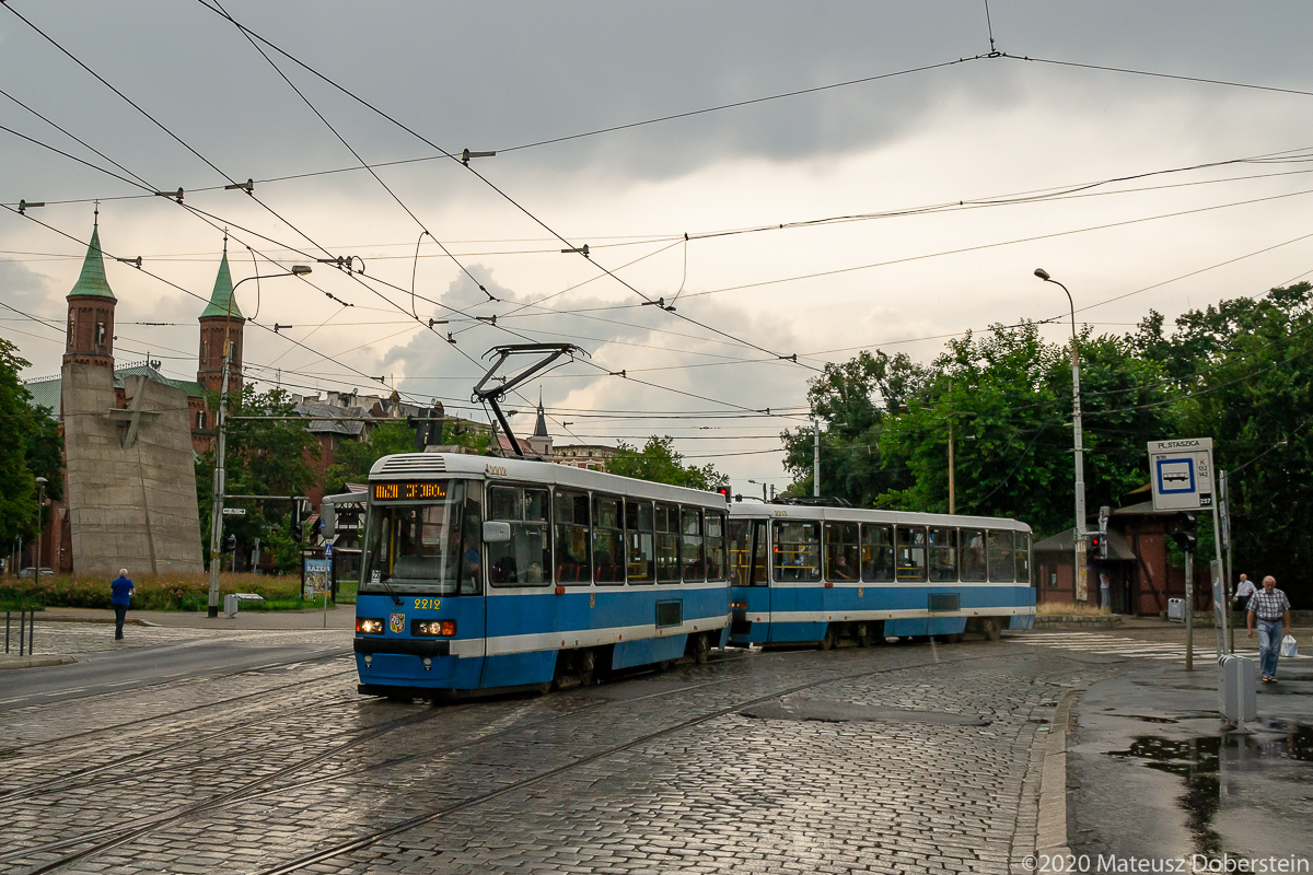 2212+2213 (1018)
Niby nic na to nie wskazuje, ale pierwszy wagon z tego skĹadu w latach 1975-1986 sĹuĹźyĹ w Warszawie pod numerem 1018.
