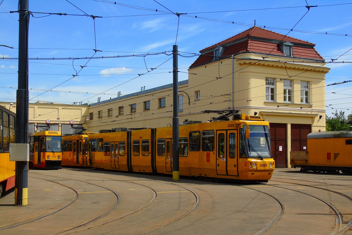 3009
TytuĹowy Ubot wraz z drugim o numerze 3030 oraz StopiÄtkami z numerami 1326+1325 stojÄ na terenie macierzystej zajezdni. 
