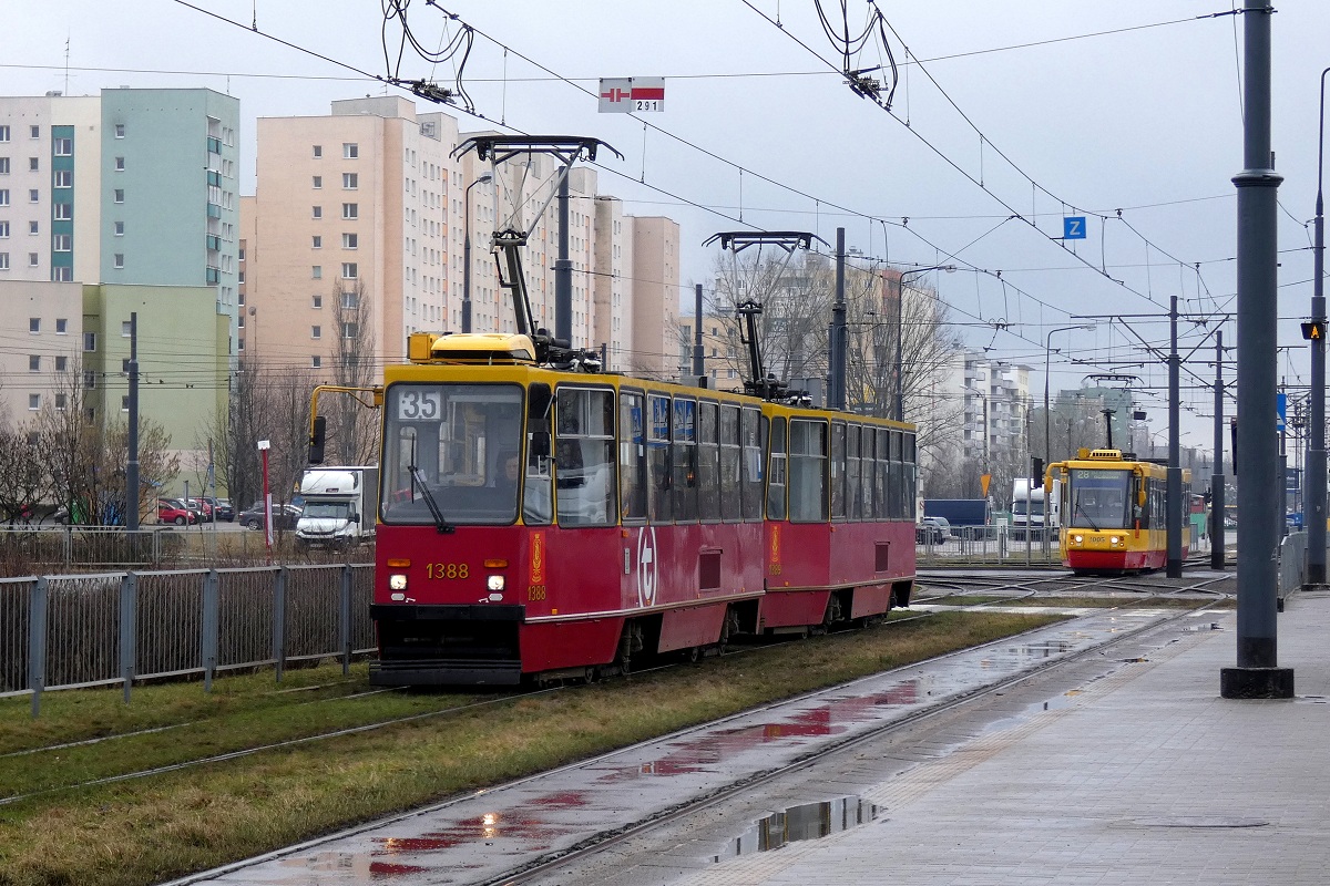 1388+1389
StopiÄtki jadÄ w obsĹudze kursu linii numer 35 w relacji Nowe Bemowo (11:25)-WyĹcigi (12:29). W tle widoczny jest 116Na/1-3005 jadÄcy w obsĹudze kursu linii numer 28 w relacji Os. GĂłrczewska (11:15)-Dw. Wschodni-Kijowska (12:07). 
