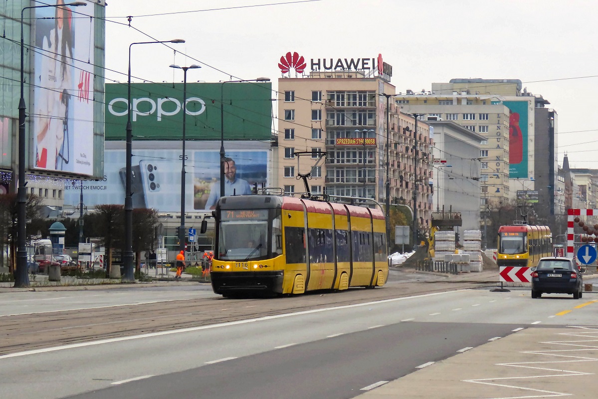 3116
Swing jedzie jako kurs linii numer 71 â Metro Wilanowska (9:49)-Metro Marymont (10:26). W tle widoczny jest 120Na-3202 jadÄcy jako kurs linii numer 18 â PKP SĹuĹźewiec (9:39)-ĹťeraĹ FSO (10:35). 
Słowa kluczowe: ZaMetro