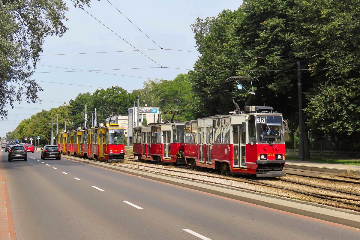 1252+1251
TytuĹowe StopiÄtki jadÄ jako kurs linii numer 36 â Zajezdnia Ĺťoliborz (11:20)-Plac Narutowicza (12:07). Za nimi stojÄ 105Na-1166+1167+1165 podczas jednego z fotostopĂłw w ramach imprezy âPotrĂłjniakiem po Warszawie â 5 lat od wycofania  skĹadĂłw 3x105Nâ. 
