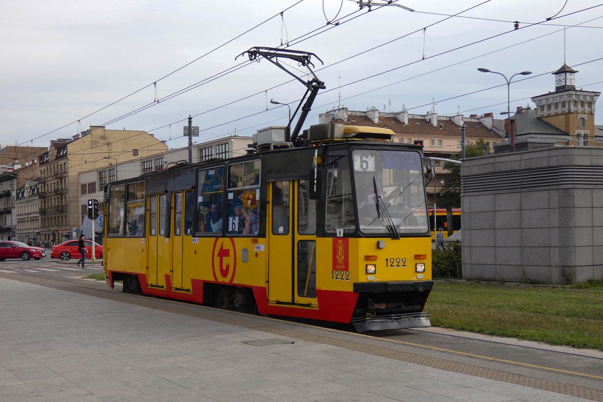 1222
StopiÄtka stoi na przystanku âDw. WileĹski 08â jako kurs linii numer 6 - Wiatraczna (16:19)-Metro MĹociny (17:09). 
