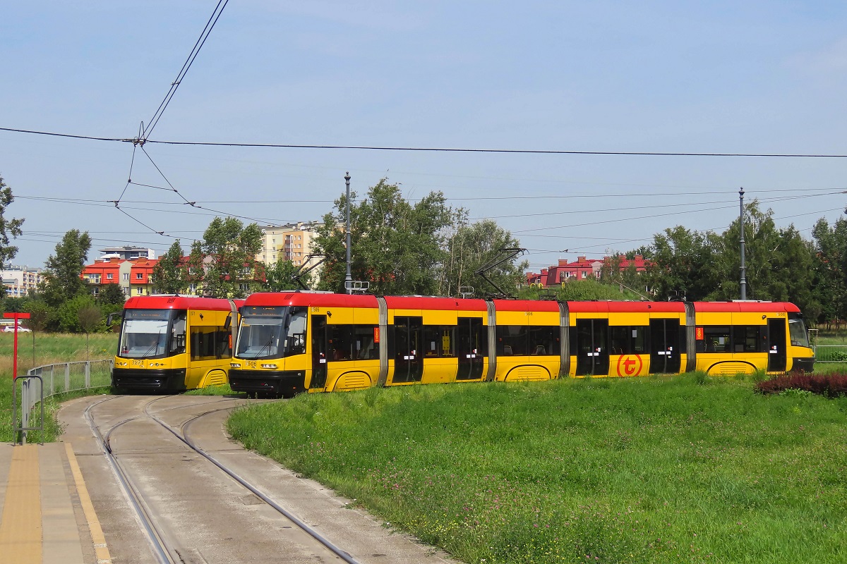 3506
TytuĹowy Swing oczekuje na podstawienie siÄ na przystanek poczÄtkowy gdzie zacznie kurs linii numer 2 - Tarchomin KoĹcielny (11:57)-Metro MĹociny (12:12). Obok widoczny jest 120Na-3271 w oczekiwaniu na wykonanie kursu linii numer 17 â Tarchomin KoĹcielny (12:08)-PKP SĹuĹźewiec (13:08). 
