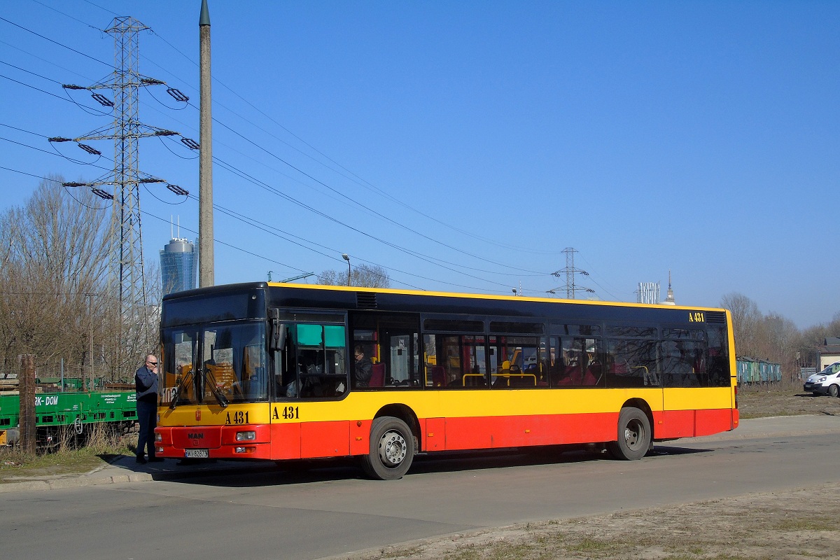 A431
MAN stoi na zatoczce przed dworcem Zachodnim oczekujÄc na wykonanie kursu linii numer 103 w relacji Dw. Zachodni Tunelowa (13:08)-Metro MĹociny (13:47). 
Słowa kluczowe: ITSNL223