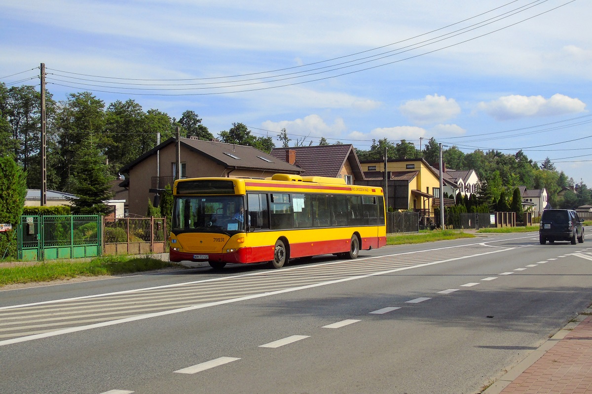 70231
Scania wyruszyĹa z grodziskiej zajezdni PKS jadÄc sĹuĹźbowo do przystanku Warszawa Dw. Centralny 06 gdzie zacznie obsĹugÄ kursu "2617" linii zastÄpczej WKD Z2 w relacji Warszawa Dw. Centralny (17:26)-KomorĂłw WKD (18:16). 
Wprawne oko dostrzeĹźe dodatkowe siedzenia w pojeĹşdzie w miejscu rzeĹşni. ByĹa to pamiÄtka po obsĹudze szkoĹy w MichaĹowicach, gdzie wymagana byĹa wiÄksza liczba miejsc siedzÄcych aniĹźeli w standardowo wyposaĹźonych Scaniach z Grodziska. Podobny przypadek miaĹ jeszcze miejsce m.in. w Scaniach 70229 i 70250. 
Słowa kluczowe: zawkd