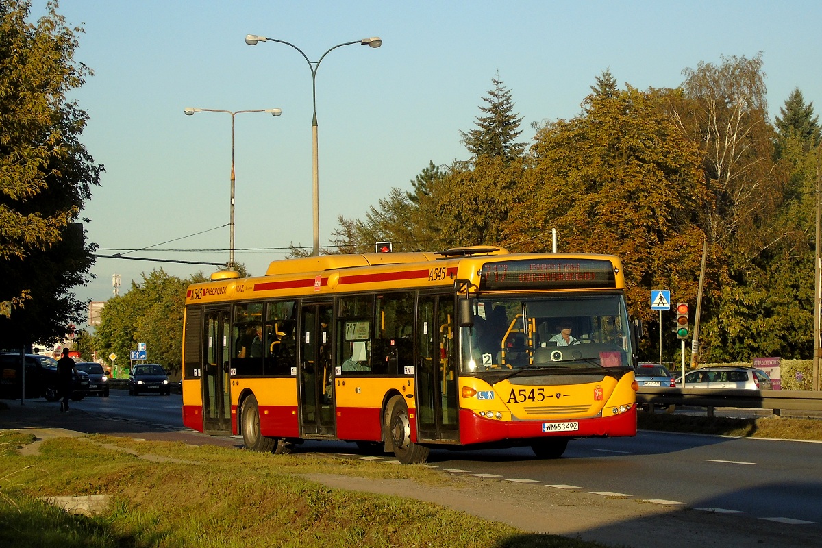 A545 (70245)
Scania wyruszyĹa z przystanku "Ĺťywiecka 02" jadÄc w obsĹudze opĂłĹşnionego o ponad 10 minut kursu linii numer 717 w relacji Warszawa Dw. Zachodni (17:58)-PiastĂłw OgiĹskiego (18:28). 
