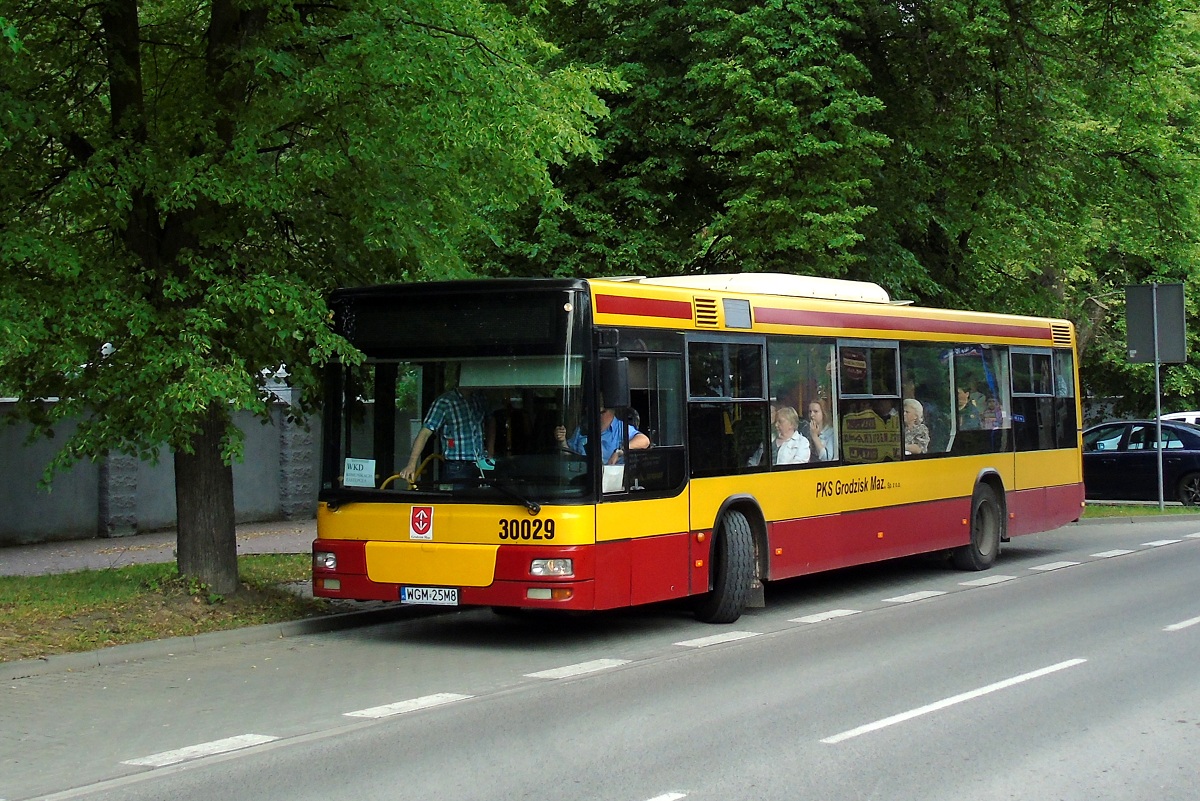 30029
SAM oczekuje na odjazd jako autobus komunikacji zastÄpczej WKD w relacji Grodzisk Mazowiecki-Podkowa LeĹna, uruchomionej w zwiÄzku ze zderzeniem pociÄgu WKD obsĹugiwanego jednostkÄ EN97-001 z samochodem ciÄĹźarowym niedaleko przystanku Grodzisk Mazowiecki Jordanowice i przez to zablokowaniem jednotorowego odcinka Podkowa LeĹna GĹĂłwna-Grodzisk Mazowiecki RadoĹska. 
Słowa kluczowe: zawkd