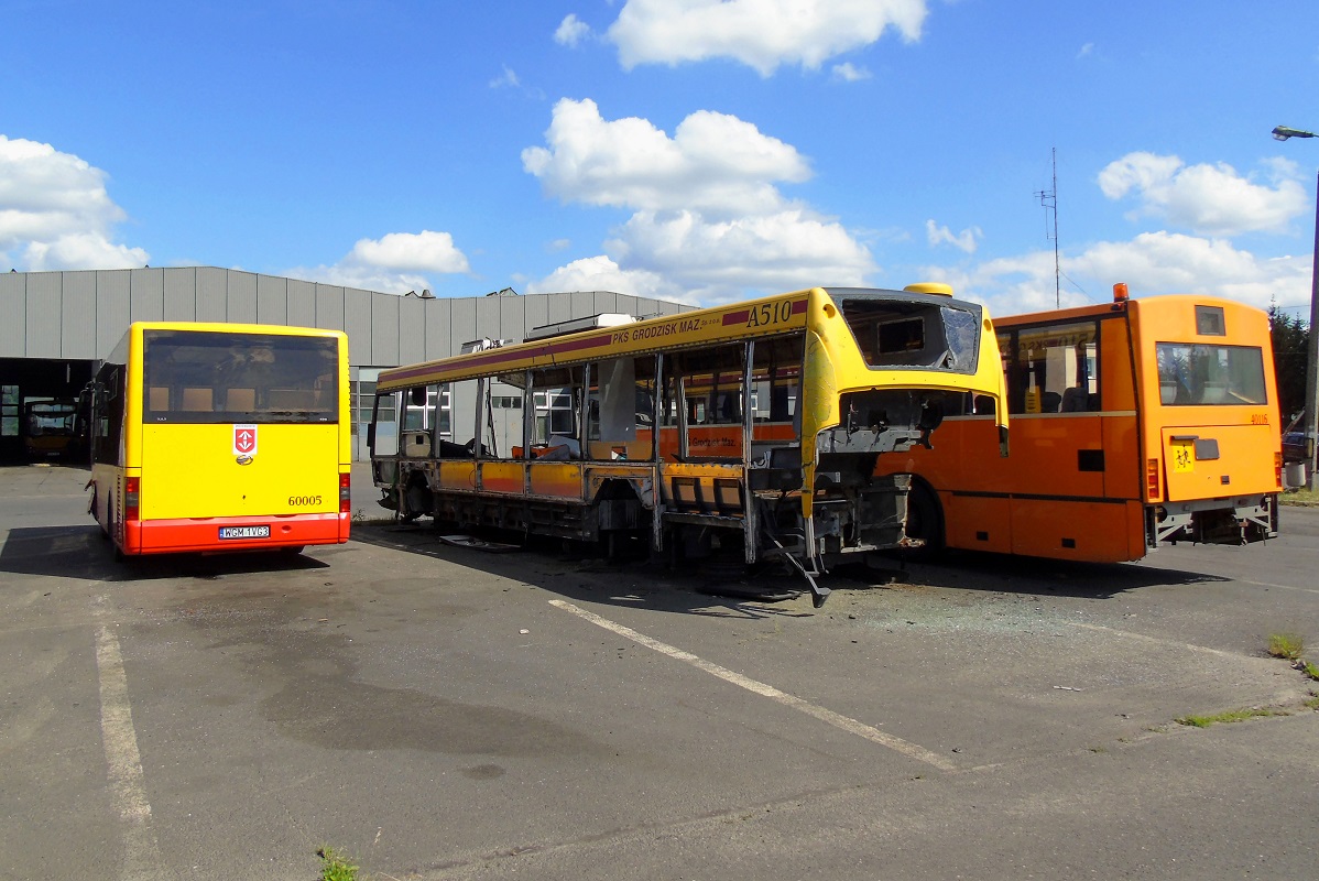 A510 (70210)
Od lewej widoczne sÄ: ZAZ A10C30 #60005 oczekujÄcy na wykonanie naprawy powypadkowej, Szkielet Scanii OmniCity #A510 sĹuĹźÄcy jako magazyn czÄĹci zamiennych oraz Jelcz 120M #40116 oczekujÄcy na naprawÄ silnika. 

