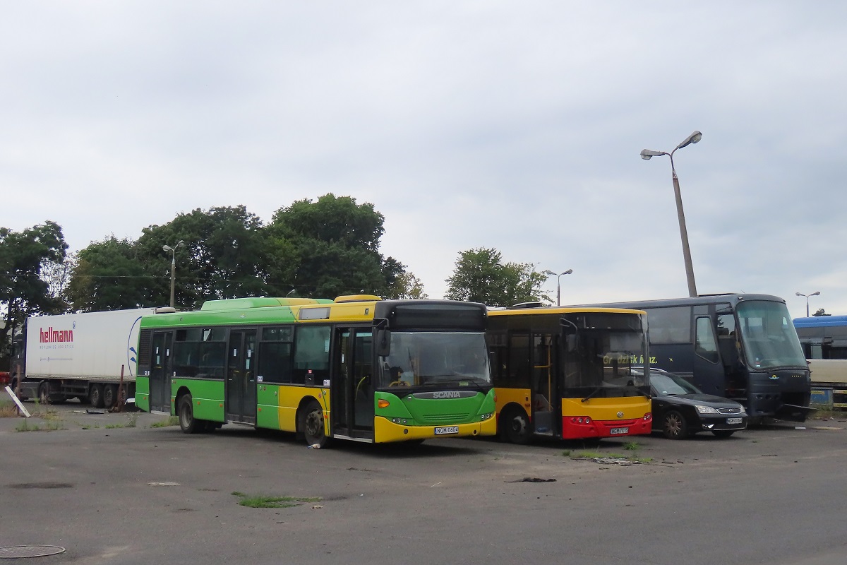 30010
Scania oraz ZAZ A10C34 #60006 w oczekiwaniu na zatrudnienie. Obok nich stoi Bova Futura FHD 13-380XE #50010 jako dawca czÄĹci.
