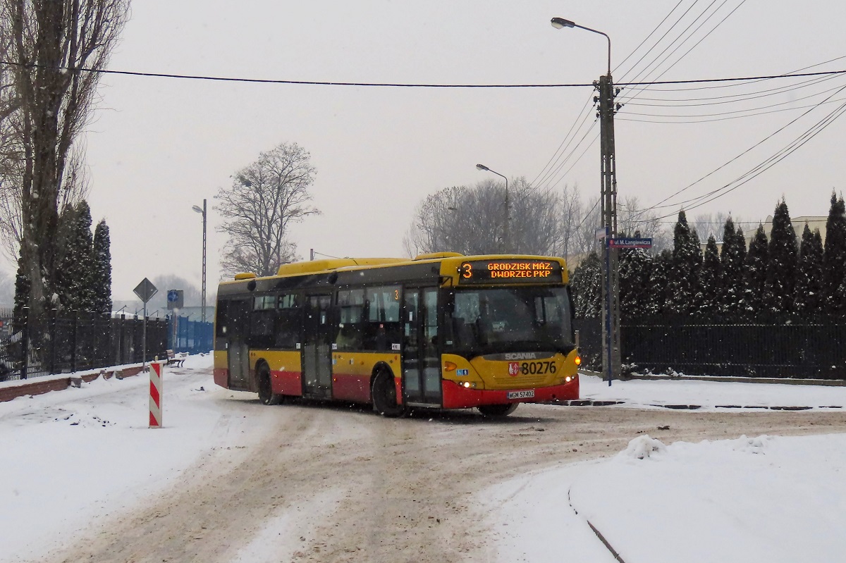 80276
Scania jedzie jako kurs linii numer 3 â BĹonie Okrzei (13:35)-Grodzisk Maz. Dw. PKP (14:14). 
Jest to ostatnia z grodziskich Scanii posiadajÄca jako boczny wyĹwietlacz, ten ktĂłry znajduje siÄ takĹźe z tyĹu pojazdu i tym samym pokazuje tylko numer linii. Wszystkim pozostaĹym i czynnym Scaniom jeĹźdĹźÄcym w Grodzisku wymienione te wyĹwietlacze na nowe z wyĹwietlanym obok numeru linii takĹźe przystankiem docelowym. 
Słowa kluczowe: zima
