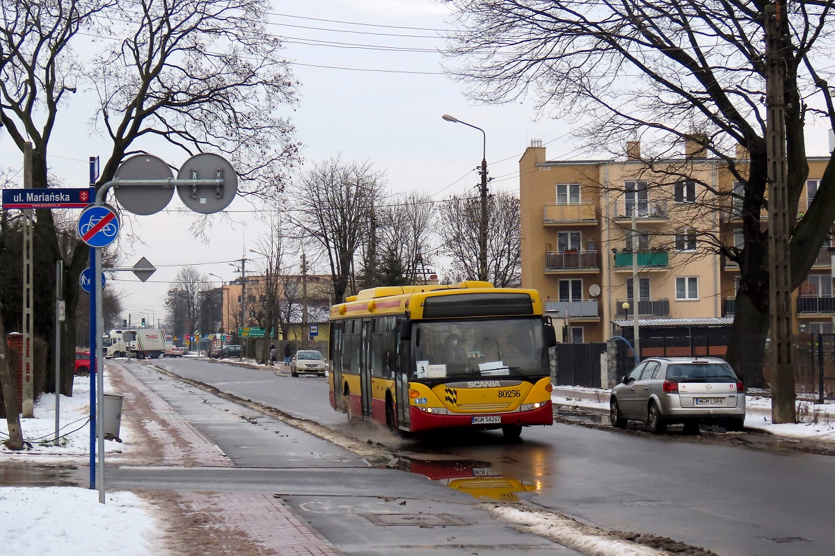 80256
Scania jedzie jako kurs linii numer 3 â Grodzisk Maz. Dw. PKP (13:25)-BĹonie Okrzei (14:03). 
WĂłz oprĂłcz jazd w grodziskiej komunikacji miejskiej i powiatowej jest takĹźe pozakontraktowÄ rezerwÄ na lokalnych liniach "L" w sieci ZTM Warszawa stÄd zaklejony jest herb Powiatu Grodziskiego.
Słowa kluczowe: zima