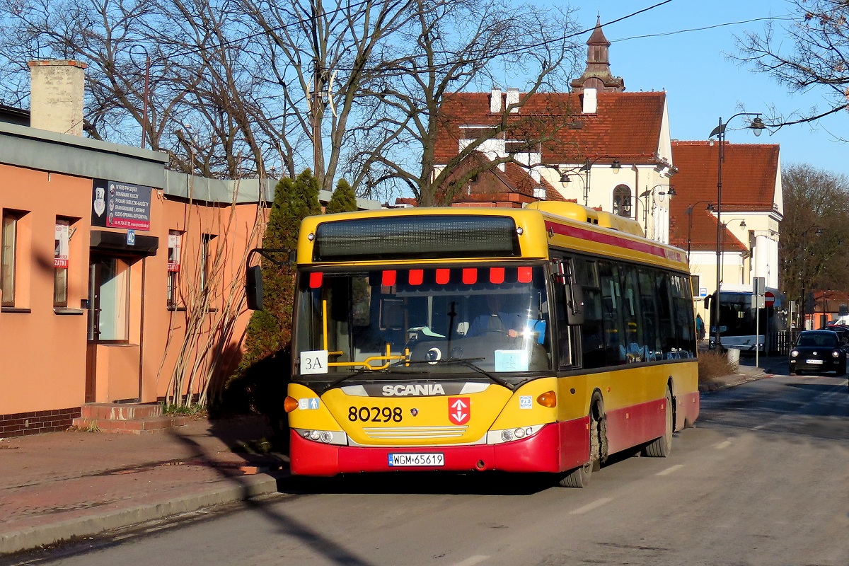 80298
Scania wykonuje opĂłĹşniony o ponad 10 minut kurs â5558â linii numer 3A w relacji Grodzisk Maz. Dw. PKP (14:10)-BĹonie Okrzei (14:48). W tle na pÄtli przy dworcu PKP stoi Solaris Urbino 12 eletric #44406 w trakcie przerwy w wykonywaniu kursĂłw na linii G (Grodzisk-Petrykozy). 
Słowa kluczowe: DziwadĹo
