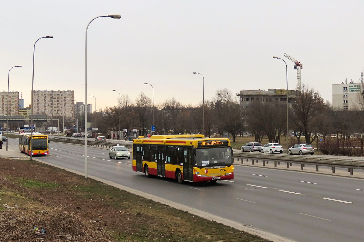 80256
Scania jedzie jako kurs â4531â linii zastÄpczej WKD ZA1 â Warszawa ĹrĂłdmieĹcie WKD (12:40)-Warszawa Aleje Jerozolimskie (12:51). Na przystanku âDw. Zachodni 02â stoi Mercedes-Benz Conecto G #9827 jako kurs linii numer 127 â Mariensztat (12:24)-Nowe WĹochy (13:05). 
Słowa kluczowe: zawkd