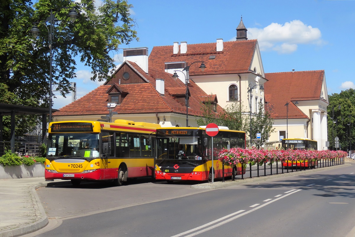 70245
Scania wyjeĹźdĹźa z pÄtli przy dworcu PKP udajÄc siÄ na przystanek âGrodzisk Maz. NadarzyĹska WKD 01â gdzie rozpocznie wykonywaÄ kurs â5110â linii ZKA WKD ZA1 â Grodzisk Mazowiecki Jordanowice (14:07) - Podkowa LeĹna GĹĂłwna (14:39). Tego dnia w zwiÄzku z wyĹcigiem kolarskim, linia ZA1 w godzinach 10:00-19:00 kursowaĹa na trasie skrĂłconej z/do przystanku Grodzisk Mazowiecki Jordanowice zaĹ na postĂłj udawaĹa siÄ na pÄtlÄ przy grodziskim dworcu PKP. Tym samym moĹźna powiedzieÄ, Ĺźe niejako WKD dotarĹa po ponad 55 latach ponownie na pÄtlÄ przed dworcem PKP. WczeĹniej docieraĹa tu linia WKD z Warszawy w latach 1932-1966. Obok stoi ZAZ A10C30 #401 w trakcie przerwy w wykonywaniu kursĂłw na linii numer 31 ( Grodzisk Mazowiecki-Petrykozy). W tle widoczny jest ZAZ A10C3A #22031 w trakcie przerwy w wykonywaniu kursĂłw na linii numer 21 (Grodzisk Mazowiecki-WĹadkĂłw).
Słowa kluczowe: ZaWKD