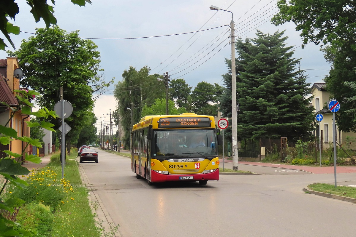 80298
Scania jedzie jako kurs linii numer 25 â Grodzisk Maz. Dw. PKP (14:30)-BoĹźa Wola SzkoĹa (15:14).
Kolejna kontrola policji i ITD wĹrĂłd grodziskich autobusĂłw, spowodowaĹa zesĹanie do zajezdni kilku sztuk taboru w zwiÄzku z czym do ruchu powrĂłciĹy Scanie OmniCity, ktĂłre wyjechaĹy w Grodzisku po raz pierwszy od poĹowy marca b.r., od kiedy to PKS miaĹ w koĹcu wystarczajÄcÄ liczbÄ pojazdĂłw klasy MIDI i MINI by zesĹaÄ do gĹÄbokiej rezerwy ex. warszawskie Scanie.
