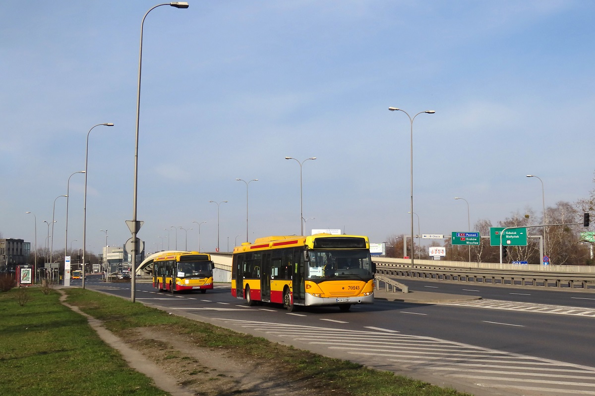 70243
TytuĹowa Scania wraz ze ScaniÄ 80256 jadÄ jako kurs â4520â linii zastÄpczej WKD ZA1 â Warszawa Aleje Jerozolimskie (8:33)-Warszawa ĹrĂłdmieĹcie WKD (8:47). 
Słowa kluczowe: zawkd